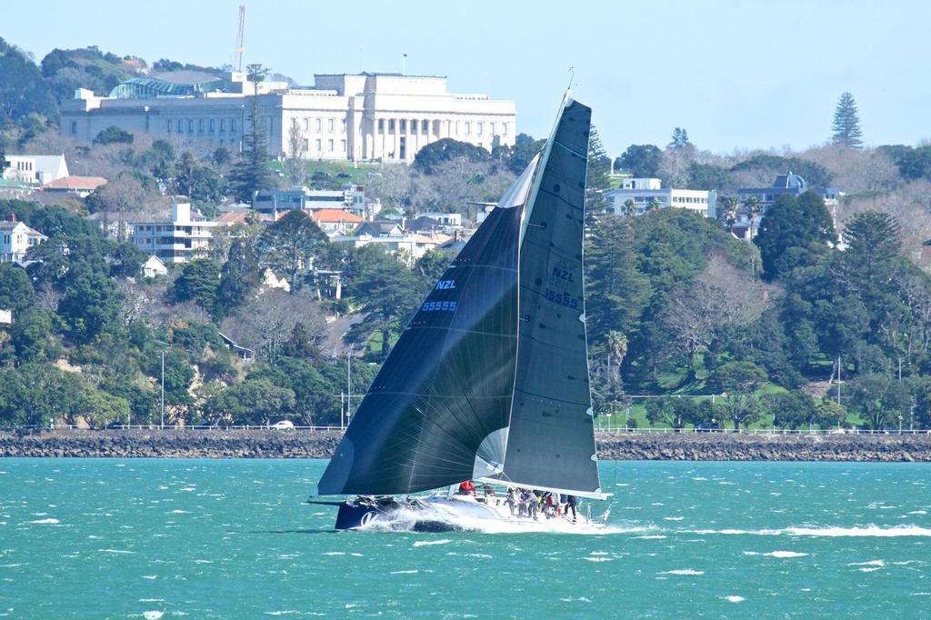 V5 on the charge - RNZYS Winter Series - Final - September 12, 2015 © Richard Gladwell www.photosport.co.nz